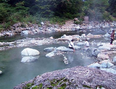 混浴画像|皆で入れば恥ずかしくない！切明温泉「河原の湯」混。